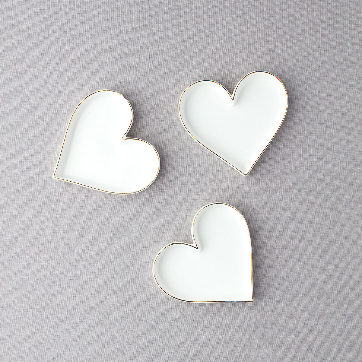 White heart trinkets on a greay background