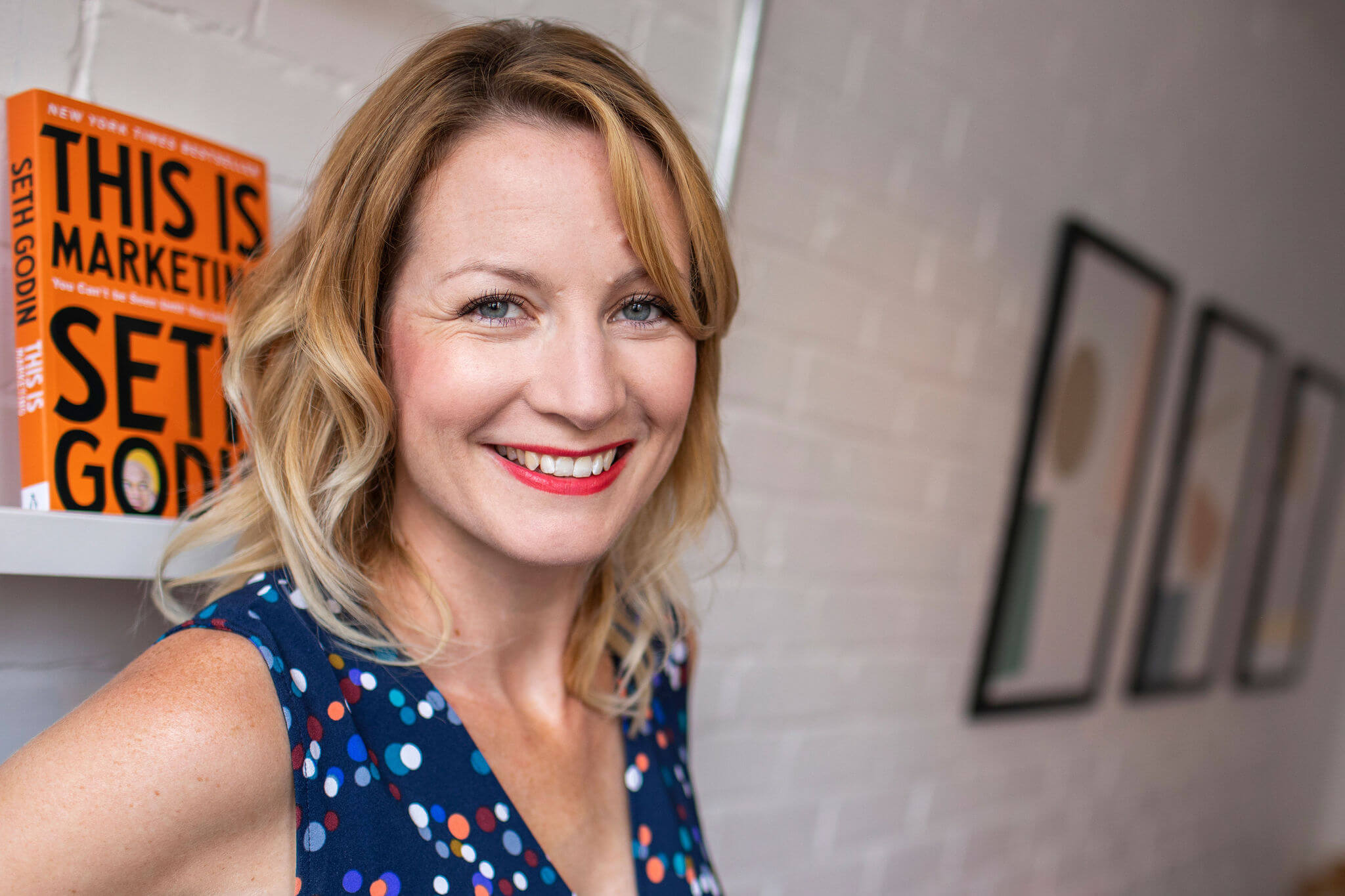 Zoe Hiljemark in front of a marketing book by Seth Godin