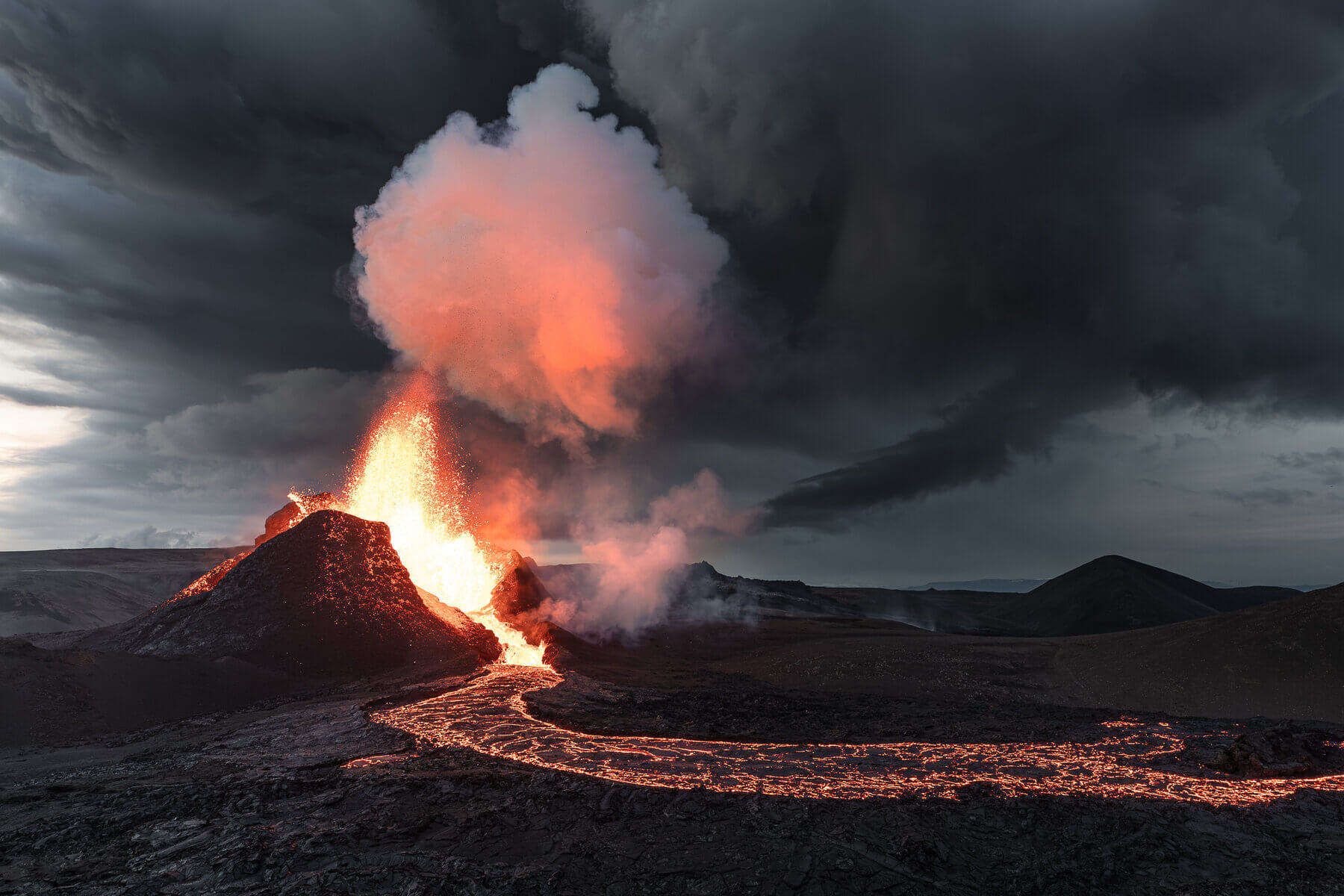 A volcano eruption photographed by Jeroen Van Nieuwenhove